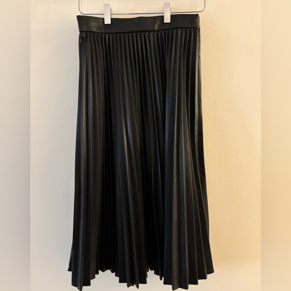 Brooks Brothers Black A-Line Pleated Faux Leather Skirt Size 2 - Picture 2 of 5